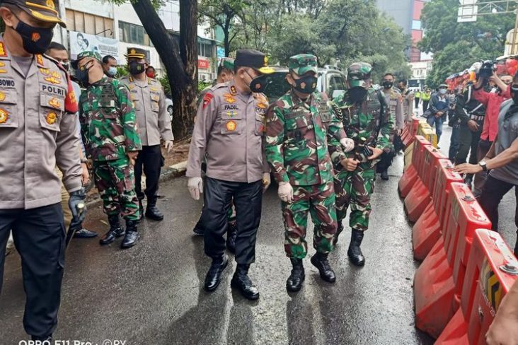 Dokumentasi Humas Polres Jakarta BaratKapolda Metro Jaya Irjen Pol Fadil Imran dan Pangdam Jaya Mayjen TNI Dudung Abdurrachman melakukan pantauan berjalannya PPKM di Pasar Tomang Barat, Tanjung Duren, Selasa (2/2/2021).