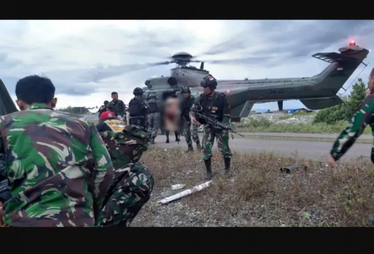 Ilustrasi evakuasi prajurit TNI ditembak KKB di Papua. (Dok Puspen TNI)