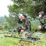 Kasdam III/Siliwangi Brigjen TNI Kunto Arief Wibowo meninjau latihan menembak yang dilaksakan personel Yonif 315/Garuda di Ciptata, Kabupaten Bandung Barat. Foto/Pendam Siliwangi