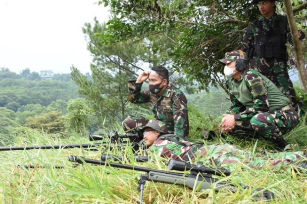 Kasdam III/Siliwangi Brigjen TNI Kunto Arief Wibowo meninjau latihan menembak yang dilaksakan personel Yonif 315/Garuda di Ciptata, Kabupaten Bandung Barat. Foto/Pendam Siliwangi
