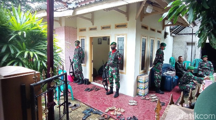 Jenazah Pratu Anumerta Ginanjar Arianda tiba di rumah duka Kota Banjar (Foto: Faizal Amiruddin)