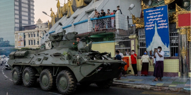 tank militer myanmar di jalanan kota. ©Thet Htoo/AFP