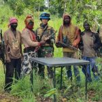 Prajurit TNI dengan anggota kelompok milisi di Kongo yang menyerahkan diri. (Foto: dok. Puspen TNI)