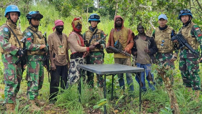 Prajurit TNI dengan anggota kelompok milisi di Kongo yang menyerahkan diri. (Foto: dok. Puspen TNI)