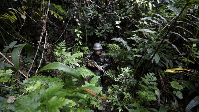 TNI dan KKB alias OPM kembali terlibat baku tembak di Intan Jaya, Papua, Minggu (28/2) dini hari. Satu anggota KKB tewas dalam insiden tersebut. (ANTARA FOTO/Sigid Kurniawan)