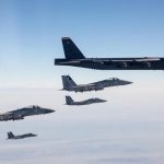 Pesawat pembom B-52H Amerika Serikat dikawal beberapa jet tempur F-15 Israel saat melewati wilayah udara Israel, Minggu (7/3/2021). Foto/IDF