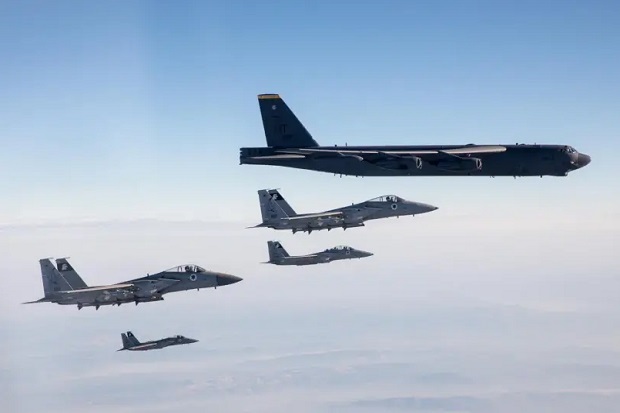 Pesawat pembom B-52H Amerika Serikat dikawal beberapa jet tempur F-15 Israel saat melewati wilayah udara Israel, Minggu (7/3/2021). Foto/IDF