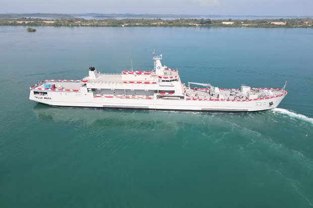Kapal perang pengangkut tank yang diberi nama KRI Teluk Weda-526 untuk TNI AL diluncurkan di Batam. Foto/Kemhan