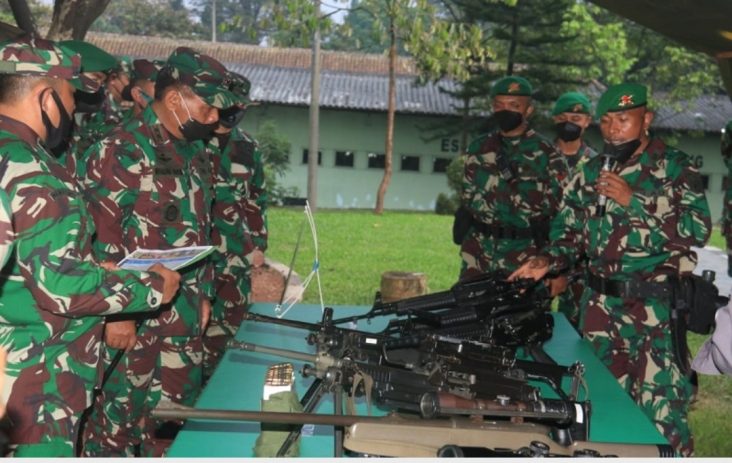 Pangdam III/Siliwangi Mayjen TNI Nugroho Budi Wiryanto mengecek kesiapan persenjatan Yonif 315/Garuda. (Foto: Pendam Siliwangi)