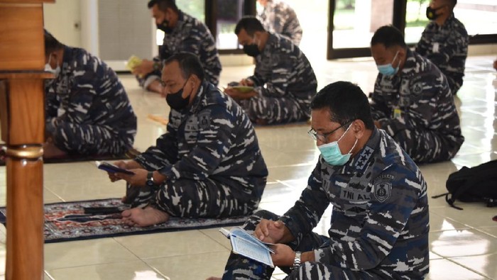 Prajurit TNI AL doa bersama. (Dok. Istimewa)