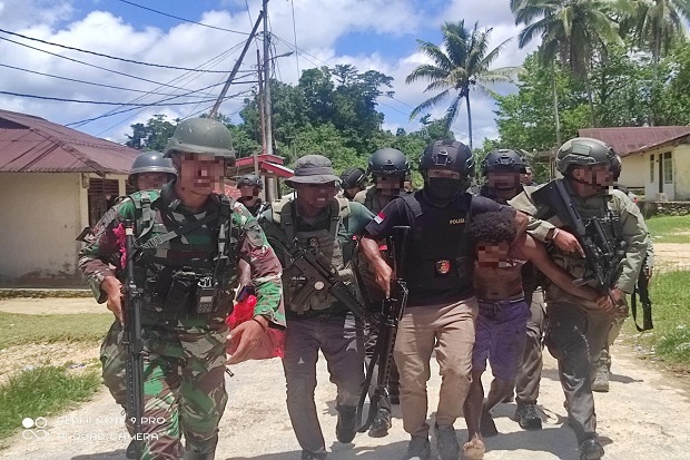 Aparat gabungan TNI-Polri menangkap satu dari tiga terduga pelaku penyerangan Pos Koramil Kisor. Foto/Ist.