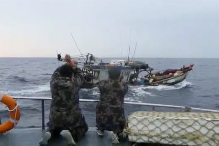 Penangkapan dua kapal maling ikan berbendera Vietnam di Laut Natuna Utara. Kapal ilegal tersebut mencuri komoditas teripang menggunakan trawl.