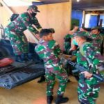 Anggota TNI AD Maybrat saat evakuasi korban yang meninggal di serang OTK, Kamis (2/9/2021). ANTARA/ HO-TNI AD Maybrat)