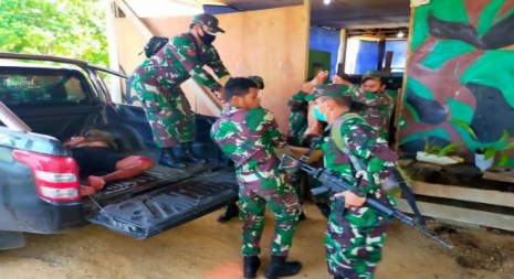 Anggota TNI AD Maybrat saat evakuasi korban yang meninggal di serang OTK, Kamis (2/9/2021). ANTARA/ HO-TNI AD Maybrat)