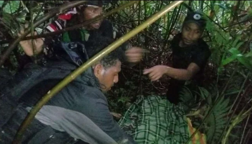 Photo : VIVA/ Aman Hasibuan Gabungan TNI-Polri Evakuasi Nakes Dari Dalam Jurang di Distrik Kwirok, Papua