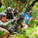 Aparat gabungan TNI-Polri mengevakuasi jenazah suster Gabriela Meliani. Foto/iNews TV/Chanry Andrew Suripatty