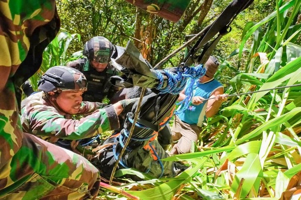 Aparat gabungan TNI-Polri mengevakuasi jenazah suster Gabriela Meliani. Foto/iNews TV/Chanry Andrew Suripatty