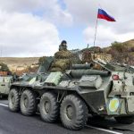 Rusia mengerahkan puluhan tank canggih ke pangkalannya di Tajikistan. (Foto: AP/Hayk Baghdasaryan)