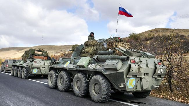 Rusia mengerahkan puluhan tank canggih ke pangkalannya di Tajikistan. (Foto: AP/Hayk Baghdasaryan)