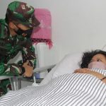 Pangdam XVII Cenderawasih Mayjen TNI Ignatius Yogo Triyono saat menjenguk nakes korban kekerasan KKB di RS TK II Marthen Indey. (Foto: Puspen TNI)