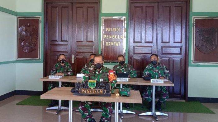 Panglima Kodam XVIII/Kasuari, Mayjen TNI I Nyoman Cantiasa saat memberikan keterangan pers