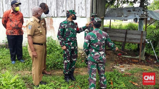 Pangdam melihat langsung kondisi Pos Ramil yang porak poranda pasca diserang puluhan orang kelompok separatis. (Foto: CNN Indonesia/Hendrik)