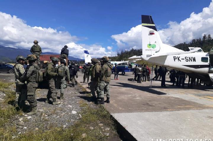 Pasukan gabungan TNI dan polisi tiba di Ilaga, Kabupaten Puncak, Sabtu pagi (1/5/2021). ANTARA/HO-Humas Satgas Nemangkawi