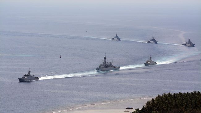 Pemerintahan Republik Indonesia dan Kerajaan Malaysia siap menyelesaikan masalah maritim di dua perbatasan kedua negara. Saling pass kapal perang Malaysia, Indonesia, Korsel, di Selat Sulawesi. (ANTARA FOTO/Basri Marzuki)