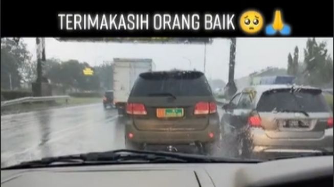 Mobil dinas TNI mengurai kemacetan demi membuka akses mobil ambulans (TikTok)