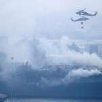 Kapal perang USS Bonhomme Richard Angkatan Laut Amerika Serikat saat terbakar hebat di San Diego, 13 Juli 2020. Foto/REUTERS/Mike Blake