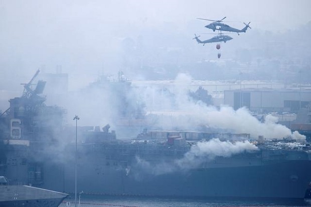 Kapal perang USS Bonhomme Richard Angkatan Laut Amerika Serikat saat terbakar hebat di San Diego, 13 Juli 2020. Foto/REUTERS/Mike Blake