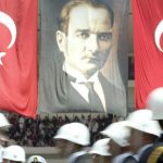 Foto pendiri Turki, Mustafa Kemal Ataturk, terpampang besar disamping Bendera Turki saat parade pemuda di Ankara pada 2004 lalu. (Foto: AFP/MUSTAFA OZER)