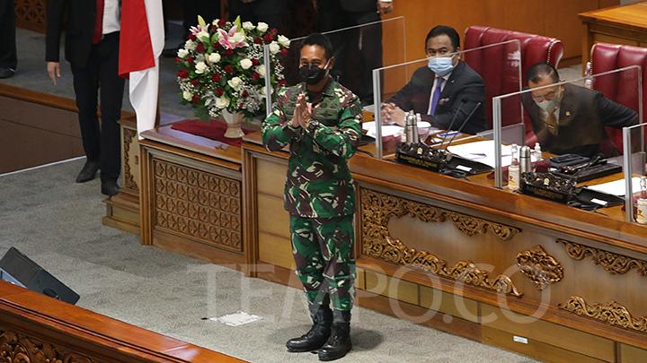 Calon Panglima TNI Jenderal Andika Perkasa saat diperkenalkan dalam rapat paripurna ke-9 masa persidangan II tahun 2021-2022 di Kompleks Parlemen, Senayan, Jakarta, Senin, 8 November 2021. Panglima Marsekal Hadi Tjahjanto pada November ini memasuki masa pensiunnya. TEMPO/M Taufan Rengganis