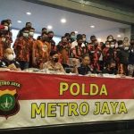 Polda Metro Jaya saat merilis kasus demo rusuh ormas Pemuda Pancasila di DPR hingga aniaya perwira polisi. 15 orang ditetapkan tersangka kasus sajam. Tangkap Anggota Ormas PP Pengeroyok Polantas di DPR, Polda Metro: Kami Gak Main-main!(Suara.com/M Yasir)