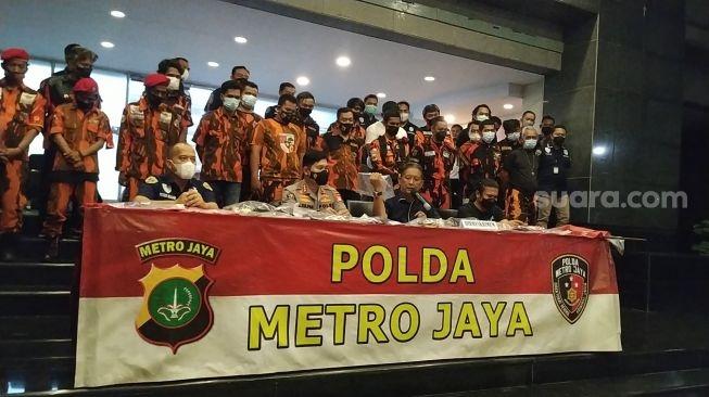 Polda Metro Jaya saat merilis kasus demo rusuh ormas Pemuda Pancasila di DPR hingga aniaya perwira polisi. 15 orang ditetapkan tersangka kasus sajam. Tangkap Anggota Ormas PP Pengeroyok Polantas di DPR, Polda Metro: Kami Gak Main-main!(Suara.com/M Yasir)