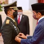 Panglima TNI Jenderal Andika Perkasa saat dilantik Presiden Joko Widodo di Istana Negara, Jakarta, Rabu (17/11). (Biro Pers Sekretariat Presiden)