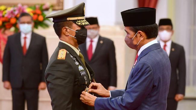 Panglima TNI Jenderal Andika Perkasa saat dilantik Presiden Joko Widodo di Istana Negara, Jakarta, Rabu (17/11). (Biro Pers Sekretariat Presiden)