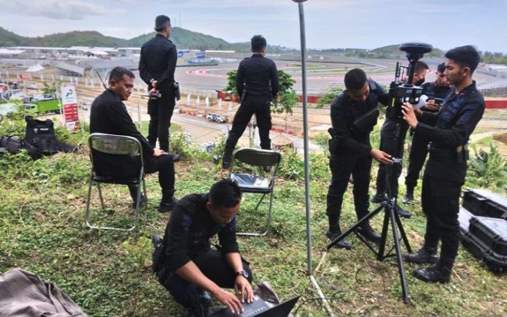 Polisi menggelar peralatan pemantau drone di kawasan perbukitan sekitar Sirkuit Mandalika, NTB, Selasa (16/11/2021). (Foto: Antara/HO-Humas Polda NTB