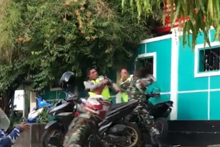 Video perkelahian 1 tentara vs duo polisi viral di media sosial. Insiden itu terjadi Rabu (24/11) sore di Ambon, Maluku. Begini kejadiannya. Foto: Tangkapan Layar