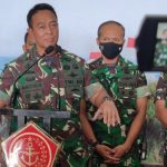 Panglima TNI Jenderal Andika Perkasa tengah memberi keterangan pers kepada wartawan di Makodam XVII/Cenderawasih, Jayapura, Papua, Rabu (1/12/2021)(KOMPAS.COM/DHIAS SUWANDI)