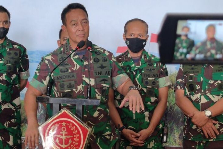 Panglima TNI Jenderal Andika Perkasa tengah memberi keterangan pers kepada wartawan di Makodam XVII/Cenderawasih, Jayapura, Papua, Rabu (1/12/2021)(KOMPAS.COM/DHIAS SUWANDI)