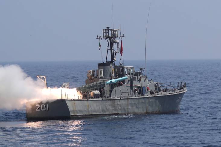 Kapal perang Iran menembakkan rudal jarak menengah di Teluk Oman, 14 Januari 2021. Foto/REUTERS