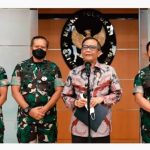 KSAD Jenderal TNI Dudung Abdurachman, Menko Polhukam Mahfud MD bersama Pangdam XVII/Cenderawasih Mayjen TNI Ignatius Yogo Triyono dan Pangdam XVIII/Kasuari Mayjen TNI I Nyoman Cantiasa. Foto/Tangkapan Layar YouTube Kemenko Polhukan RI