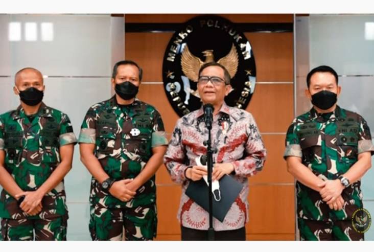 KSAD Jenderal TNI Dudung Abdurachman, Menko Polhukam Mahfud MD bersama Pangdam XVII/Cenderawasih Mayjen TNI Ignatius Yogo Triyono dan Pangdam XVIII/Kasuari Mayjen TNI I Nyoman Cantiasa. Foto/Tangkapan Layar YouTube Kemenko Polhukan RI