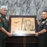 Kepala Staf Angkatan Darat (KSAD) Jenderal TNI Dudung Abdurachman menerima kunjungan kehormatan KSAD Malaysia Jenderal Tan Sri Datuk Zamrose Bin Mohd Zain, Senin (6/12/2021). Foto/Ist