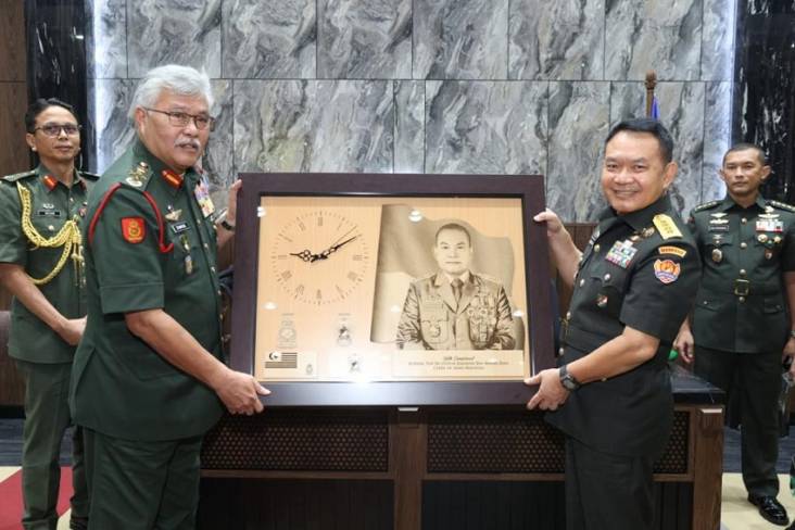 Kepala Staf Angkatan Darat (KSAD) Jenderal TNI Dudung Abdurachman menerima kunjungan kehormatan KSAD Malaysia Jenderal Tan Sri Datuk Zamrose Bin Mohd Zain, Senin (6/12/2021). Foto/Ist