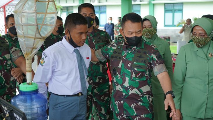 KSAD Jenderal TNI Dudung Abdurachman mengaku bangga dengan berbagai inovasi yang diciptakan Sandi Pamungkas, anak seorang Babinsa di Natuna. Foto/dispenad