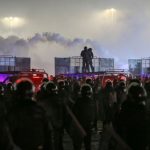 Pasukan keamanan Kazakhstan berdhadapan dengan kelompok demonstran di Almaty, 4 Januari 2022. Pemimpin Kazakhstan minta bantuan militer dari blok pimpinan Rusia untuk mengatasi kerusuhan. Foto/REUTERS/Pavel Mikheyev