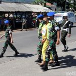 Kolonel Priyanto dikawal Polisi Militer saat melakoni rekonstruksi di Nagreg, Kabupaten Bandung. (Foto: Wisma Putra/detikcom)