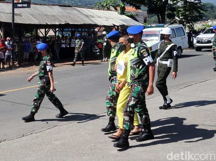 Kolonel Priyanto dikawal Polisi Militer saat melakoni rekonstruksi di Nagreg, Kabupaten Bandung. (Foto: Wisma Putra/detikcom)